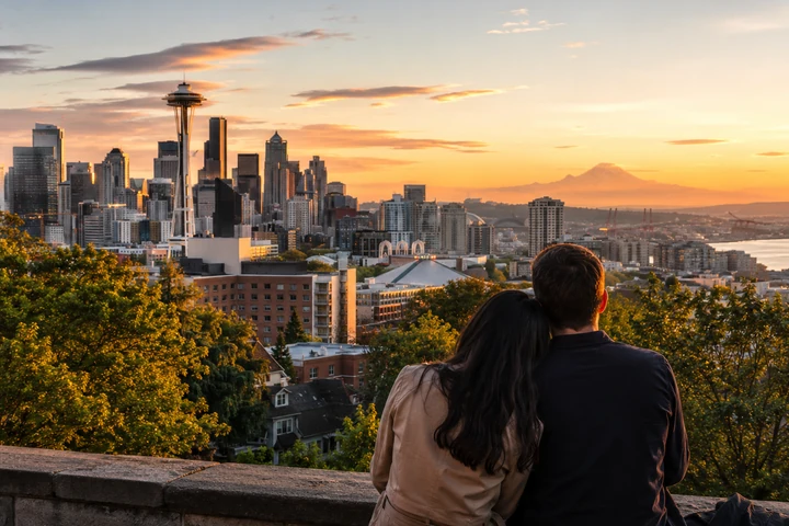 Romantic sunset stroll at Kerry Park with the Seattle skyline and Mount Rainier